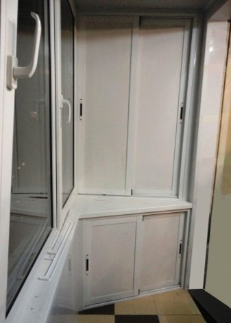Шафи на балкон (108 фото): приклади вбудованих і пластикових балконних шаф, цікаві ідеї дизайну шаф з рольставнями і з вагонки