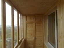 Шафи на балкон (108 фото): приклади вбудованих і пластикових балконних шаф, цікаві ідеї дизайну шаф з рольставнями і з вагонки