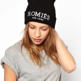 Шапка з відворотом (67 фото): модель зефирка, з англійської гумкою з двома вилогами, з великим широким коміром