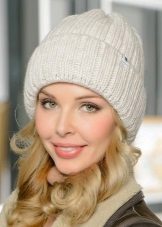 Шапка з відворотом (67 фото): модель зефирка, з англійської гумкою з двома вилогами, з великим широким коміром