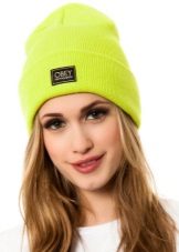 Шапка з відворотом (67 фото): модель зефирка, з англійської гумкою з двома вилогами, з великим широким коміром