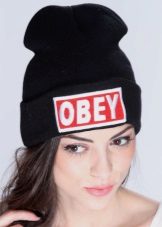 Шапка з відворотом (67 фото): модель зефирка, з англійської гумкою з двома вилогами, з великим широким коміром