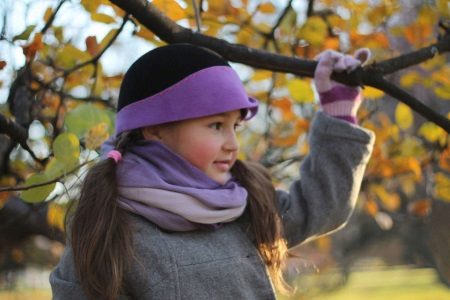 Шапки для дівчаток-підлітків 2020 (68 фото): модні зимові та осінні підліткові моделі хутряні, з помпоном і з вушками