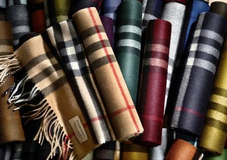 Шарф Барбері (52 фото): оригінальні моделі від Burberry, в клітку, як їх зав’язати, як відрізнити від підробки кашеміровий шарф