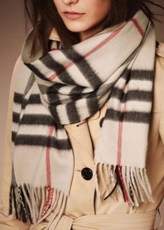 Шарф Барбері (52 фото): оригінальні моделі від Burberry, в клітку, як їх зав’язати, як відрізнити від підробки кашеміровий шарф