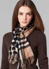 Шарф Барбері (52 фото): оригінальні моделі від Burberry, в клітку, як їх зав’язати, як відрізнити від підробки кашеміровий шарф