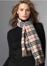 Шарф Барбері (52 фото): оригінальні моделі від Burberry, в клітку, як їх зав’язати, як відрізнити від підробки кашеміровий шарф