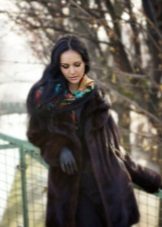 Шарф під норкову шубу (47 фото): як носити шарф з коричневою шубою, який підійде, як правильно пов’язати