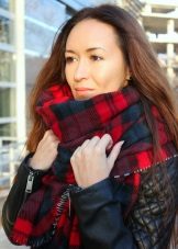 Шарф в клітку (87 фото): мода на великій картатий, шотландські шарфи, з чим носити моделі в чорно-білу клітинку