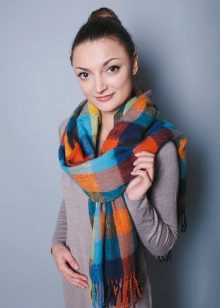 Шарф в клітку (87 фото): мода на великій картатий, шотландські шарфи, з чим носити моделі в чорно-білу клітинку