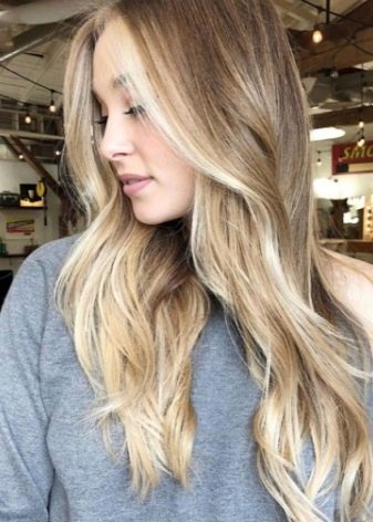 Шатуш на світле волосся (41 фото): техніка фарбування білих коротких, довгих пасм волосся і волосся середньої довжини в домашніх умовах