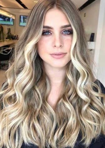 Шатуш на світле волосся (41 фото): техніка фарбування білих коротких, довгих пасм волосся і волосся середньої довжини в домашніх умовах