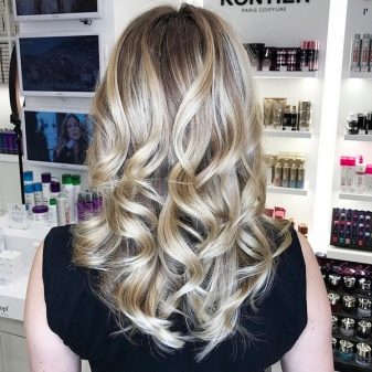 Шатуш на світле волосся (41 фото): техніка фарбування білих коротких, довгих пасм волосся і волосся середньої довжини в домашніх умовах