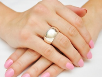 Широкі обручки (57 фото): гладкі парні моделі, оригінальні жіночі весільні кільця