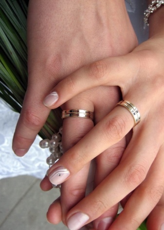 Широкі обручки (57 фото): гладкі парні моделі, оригінальні жіночі весільні кільця