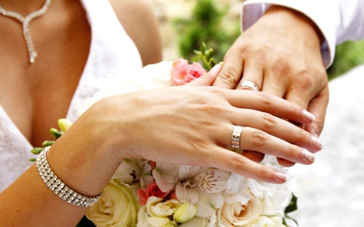 Широкі обручки (57 фото): гладкі парні моделі, оригінальні жіночі весільні кільця