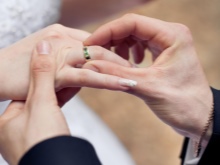 Широкі обручки (57 фото): гладкі парні моделі, оригінальні жіночі весільні кільця