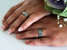 Широкі обручки (57 фото): гладкі парні моделі, оригінальні жіночі весільні кільця