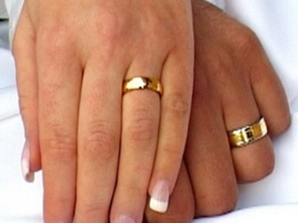 Широкі обручки (57 фото): гладкі парні моделі, оригінальні жіночі весільні кільця