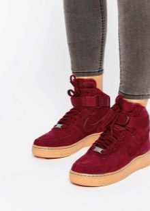 Шкіряні кросівки (69 фото): моделі з натуральної шкіри, як випрати і доглядати, кросівки великого розміру замшеві