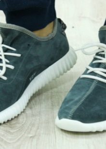 Шкіряні кросівки (69 фото): моделі з натуральної шкіри, як випрати і доглядати, кросівки великого розміру замшеві