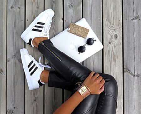 Шкіряні кросівки (69 фото): моделі з натуральної шкіри, як випрати і доглядати, кросівки великого розміру замшеві