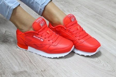 Шкіряні кросівки (69 фото): моделі з натуральної шкіри, як випрати і доглядати, кросівки великого розміру замшеві