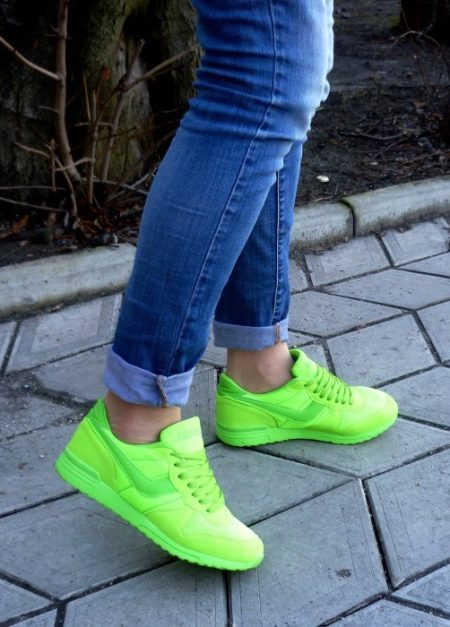 Шкіряні кросівки (69 фото): моделі з натуральної шкіри, як випрати і доглядати, кросівки великого розміру замшеві