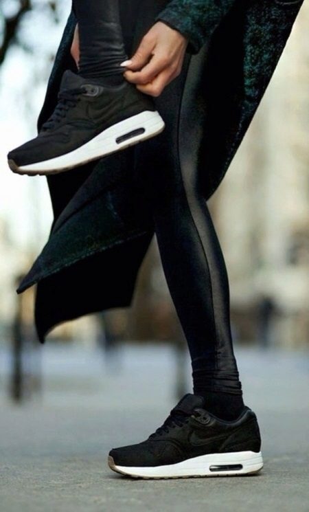 Шкіряні кросівки (69 фото): моделі з натуральної шкіри, як випрати і доглядати, кросівки великого розміру замшеві