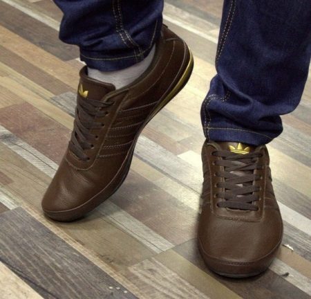 Шкіряні кросівки (69 фото): моделі з натуральної шкіри, як випрати і доглядати, кросівки великого розміру замшеві