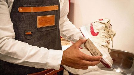 Шкіряні кросівки (69 фото): моделі з натуральної шкіри, як випрати і доглядати, кросівки великого розміру замшеві