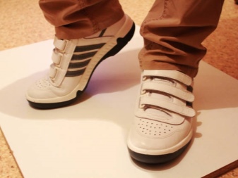 Шкіряні кросівки (69 фото): моделі з натуральної шкіри, як випрати і доглядати, кросівки великого розміру замшеві