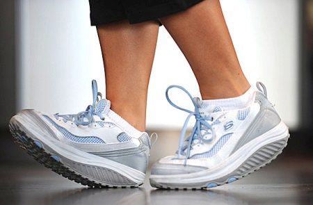 Шкіряні кросівки (69 фото): моделі з натуральної шкіри, як випрати і доглядати, кросівки великого розміру замшеві