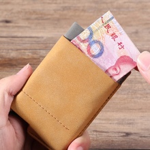 Шкіряні візитниці (61 фото): жіночі кишенькові моделі з логотипом з шкіри для пластикових і дисконтних карт