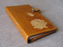 Шкіряні візитниці (61 фото): жіночі кишенькові моделі з логотипом з шкіри для пластикових і дисконтних карт