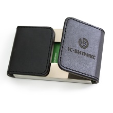 Шкіряні візитниці (61 фото): жіночі кишенькові моделі з логотипом з шкіри для пластикових і дисконтних карт