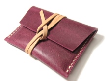 Шкіряні візитниці (61 фото): жіночі кишенькові моделі з логотипом з шкіри для пластикових і дисконтних карт