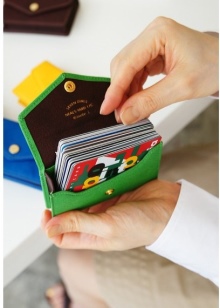 Шкіряні візитниці (61 фото): жіночі кишенькові моделі з логотипом з шкіри для пластикових і дисконтних карт