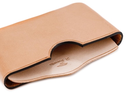 Шкіряні візитниці (61 фото): жіночі кишенькові моделі з логотипом з шкіри для пластикових і дисконтних карт