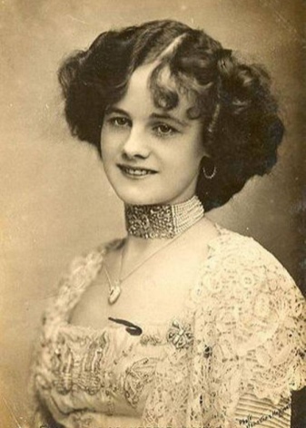 Шкіряний чокер (67 фото): модна прикраса з шкіри на шию, моделі з серцем і з шипами, з металевим декором