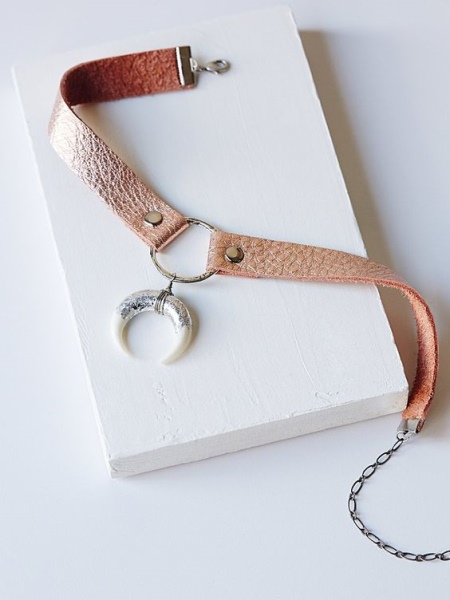 Шкіряний чокер (67 фото): модна прикраса з шкіри на шию, моделі з серцем і з шипами, з металевим декором