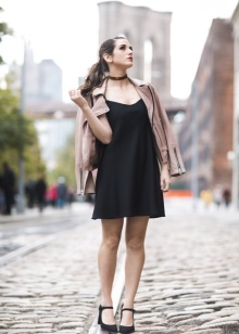 Шкіряний чокер (67 фото): модна прикраса з шкіри на шию, моделі з серцем і з шипами, з металевим декором