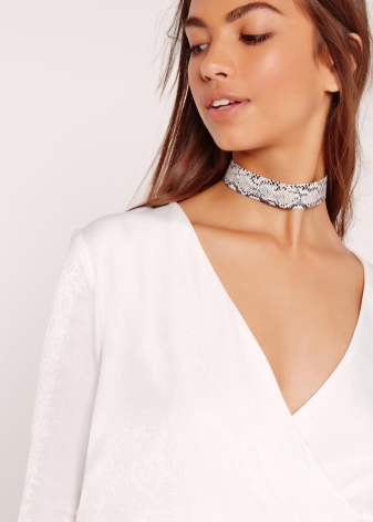 Шкіряний чокер (67 фото): модна прикраса з шкіри на шию, моделі з серцем і з шипами, з металевим декором