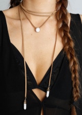 Шкіряний чокер (67 фото): модна прикраса з шкіри на шию, моделі з серцем і з шипами, з металевим декором