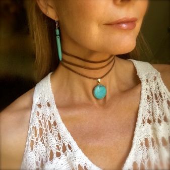 Шкіряний чокер (67 фото): модна прикраса з шкіри на шию, моделі з серцем і з шипами, з металевим декором