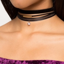 Шкіряний чокер (67 фото): модна прикраса з шкіри на шию, моделі з серцем і з шипами, з металевим декором