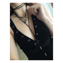 Шкіряний чокер (67 фото): модна прикраса з шкіри на шию, моделі з серцем і з шипами, з металевим декором