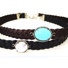 Шкіряний чокер (67 фото): модна прикраса з шкіри на шию, моделі з серцем і з шипами, з металевим декором