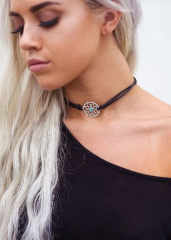 Шкіряний чокер (67 фото): модна прикраса з шкіри на шию, моделі з серцем і з шипами, з металевим декором