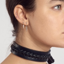 Шкіряний чокер (67 фото): модна прикраса з шкіри на шию, моделі з серцем і з шипами, з металевим декором